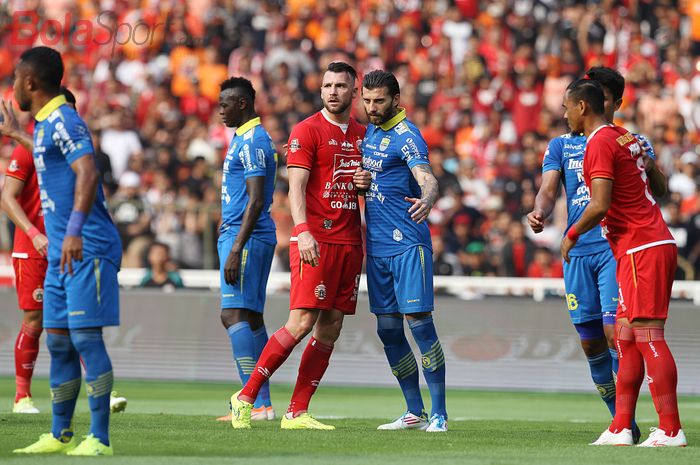 Bojan Malisic menjaga Marko Simic pada laga Persija Jakarta Vs Persib Bandung di Stadion Utama Gelora Bung Karno (SUGBK), Jakarta, Rabu (10/7/2019).