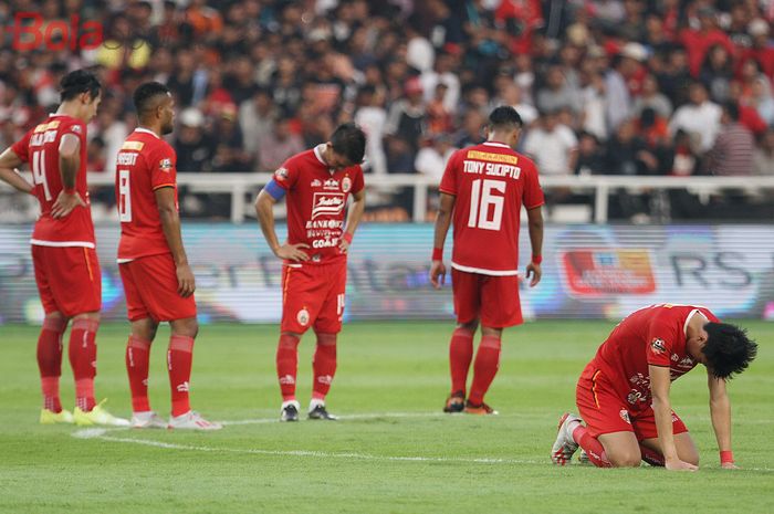 Pemain-pemain Persija Jakarta tertunduk lesu setelah gagal menang Vs Persib Bandung, di Stadion Utama Gelora Bung Karno (SUGBK), Jakarta, Rabu (10/7/2019).