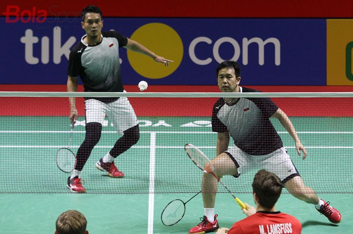 Pasangan ganda putra Indonesia, Mohammad Ahsan/Hendra Setiawan saat menjalani laga melawan wakil Jerman, Mark Lamsfuss/Marvin Seidel, pada babak kedua Indonesia Open 2019 di Istora Senayan, Jakarta.