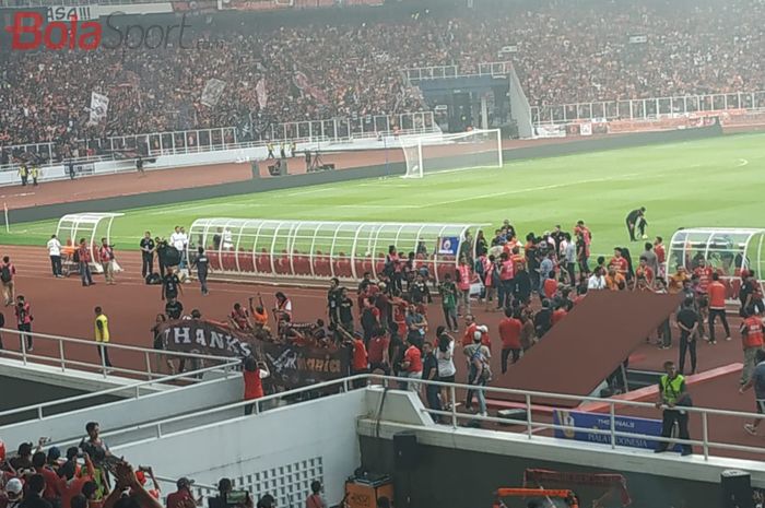 Suporter PSM Makassar membentangkan spanduk rasa terima kasih atas jamuan The Jakmania seusai laga kontra Persija Jakarta, di Stadion Utama Gelora Bung Karno (SUGBK), Minggu (21/7/2019).