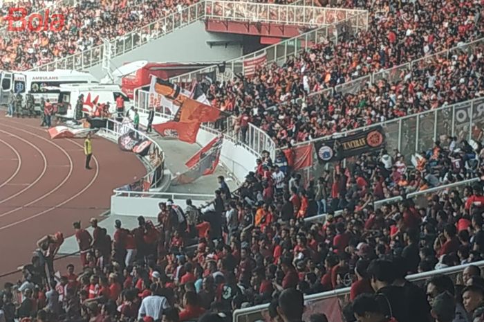 Pendukung PSM Makassar di tribune tim tamu di Stadion Utama Gelora Bung Karno (SUGBK), Jakarta, Minggu (21/7/2019).