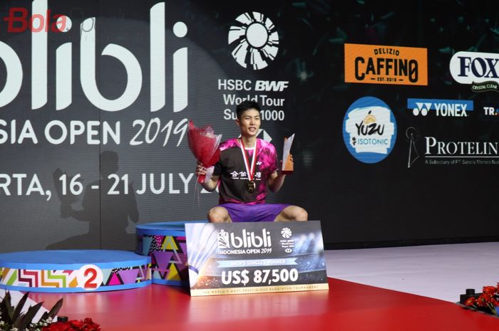 Pebulu tangkis tunggal putra Taiwan, Chou Tien Chen, berpose setelah memastikan gelar Indonesia Open 2019 di Istora Senayan, Jakarta, Minggu (21/7/2019).