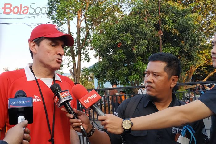 Pelatih Persija Jakarta, Julio Banuelos di Lapangan PSAU TNI AU, Jakarta Timur, Rabu (24/7/2019).