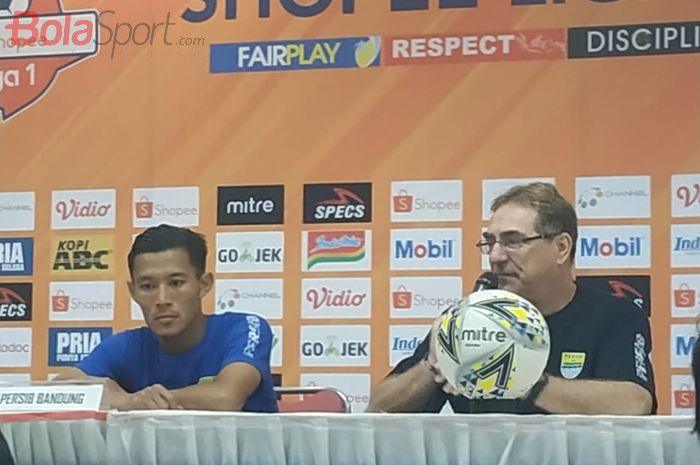 Pemain dan pelatih Persib Bandung, Henhen Herdiana serta Robert Rene Alberts seusai laga kontra Bali United, Jumat (26/7/2019).