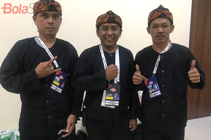 Panpel Persib Bandung kenakan pakaian tradisional pada laga kandangk kontra Bali United, Jumat (26/7/2019).