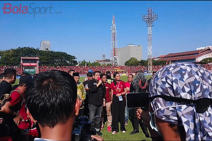 Munafri Arifuddin, CEO PSM Makassar, memberikan sambutan kepada fans PSM di Stadion Mattoangin, Makassar, usai ditundanya laga leg kedua final Piala Indonesia, Minggu (28/7/2019).