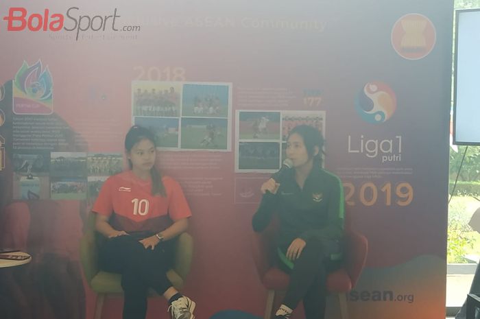 Pemain sepak bola wanita Indonesia, Dhanielle Daphne dan Zahra Muzdalifah dalam diskusi ASEAN Sports Day 2019: Women in Football di Sekretariat ASEAN, Kamis (8/8/2019).