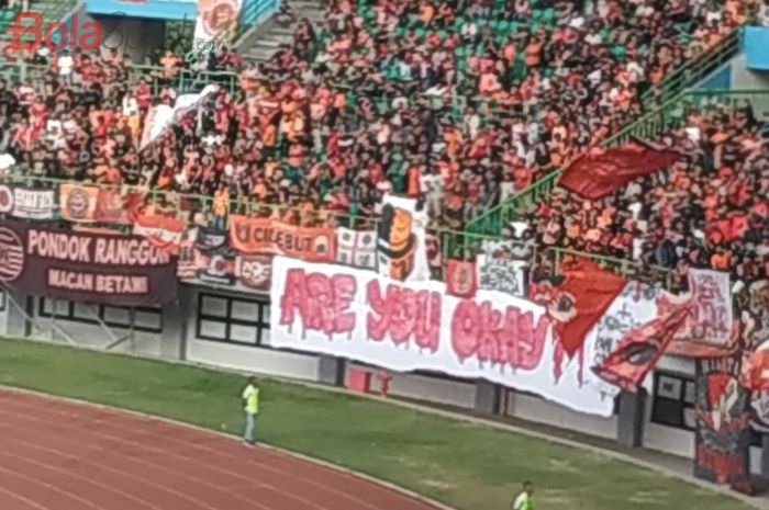 Spanduk sindiran dari The Jakmania pada laga Persija Jakarta kontra Bhayangkara FC di Stadion Patriot Chandrabhaga, Kota Bekasi, Sabtu (10/8/2019).