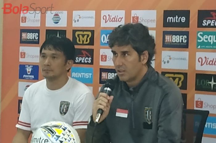 Pemain dan pelatih Bali United, Michael Orah serta Stefano Cugurra saat memberikan keterangan pers pasca laga kontra Tira Persikabo, Kamis (15/8/2019).