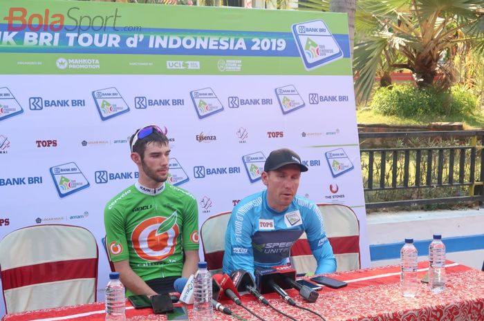 Angus Lyons (kiri) dari tim Oliver's Real Food Racing (Australia) dan Ryan Roth (X-Speed United Continental, Hong Kong) memberikan keterangan kepada awak media setelah etape pertama Tour d'Indonesia di Ngawi, Senin (19/8/2019).