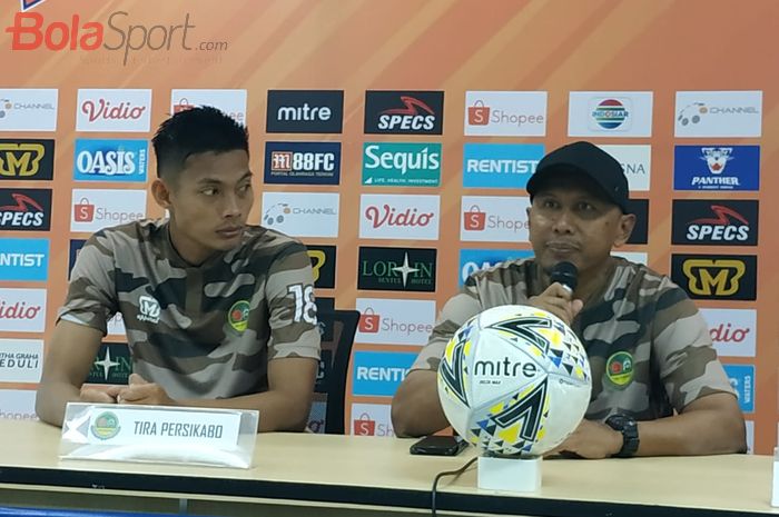 Pemain dan pelatih Tira Persikabo, Vava Mario Yagalo serta Rahmad Darmawan saat memberikan keterangan pers seusai kemenangan atas PSS Sleman, Senin (19/8/2019).