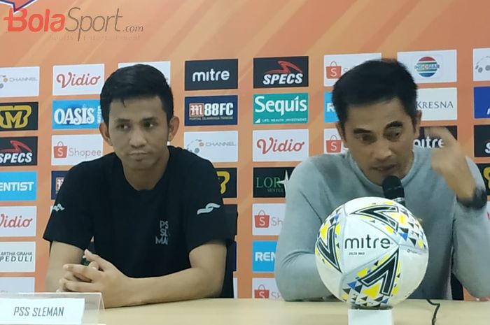 Pemain dan pelatih PSS Sleman, Dave Mustaine serta Seto Nurdiantoro memberikan keterangan pers seusai laga kontra Tira Persikabo, Senin (19/8/2019).