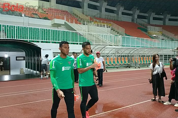 Kiper timnas Indonesia, Andritany Ardhiyasa dan Teja Paku Alam, bersiap menjalani sesi latihan di Stadion Pakansari, Kab Bogor, 22 Agustus 2019.