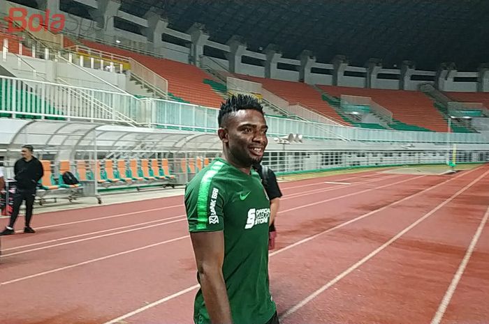 Senyum pemain naturalisasi Osas Saha dalam latihan perdana timnas Indonesia menuju Kualifikasi Piala Dunia 2022 di Stadion Pakansari, Cibinong, Kabupaten Bogor, 22 Agustus 2019. 