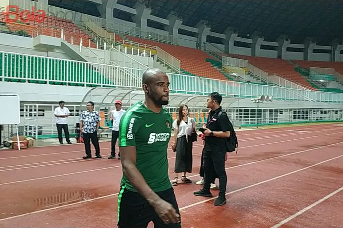 Greg Nwokolo pada pemusatan latihan timnas Indonesia di Stadion Pakansari, Kabupaten Bogor, Kamis (22/8/2019).