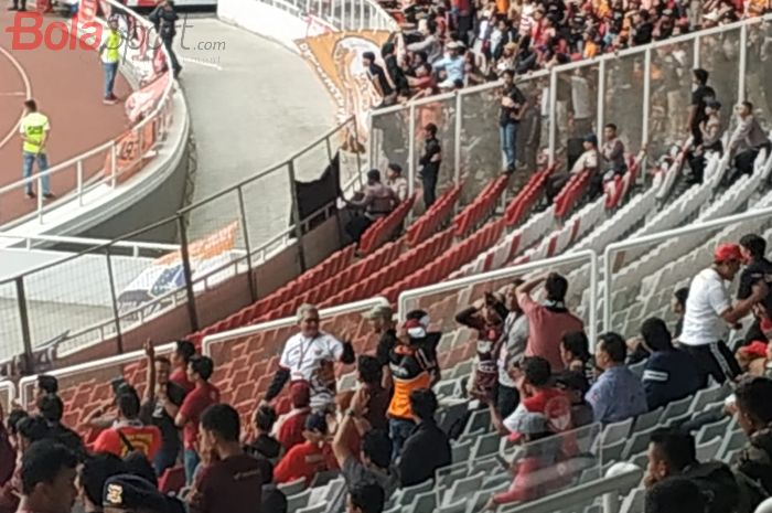 Ketua Umum The Jakmania, Tauhid Indrasjarief (putih) menyaksikan laga Persija Jakarta Vs PSM Makassar di tribune suporter tamu, di Stadion Utama Gelora Bung Karno (SUGBK), Rabu (28/8/2019).