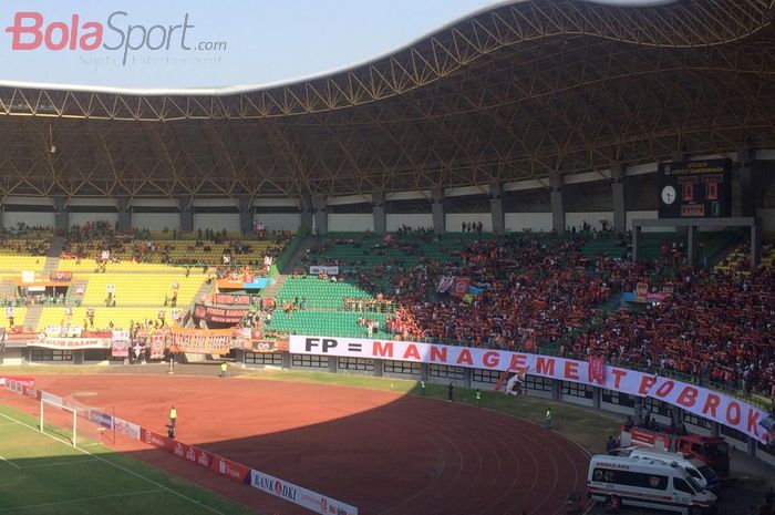 Spanduk kritikan kepada Ferry Paulus, CEO Persija Jakarta, dibentangkan The Jak Mania pada laga kontra Perseru Badak Lampung di Stadion Patriot Candrabhaga, Bekasi, Jawa Barat, Minggu (1/9/2019).