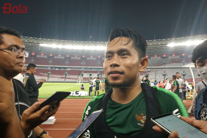 Pemain timnas Indonesia, Andik Vermansah menjawab pertanyaan wartawan di Stadion Utama Gelora Bung Karno (SUGBK), Senin (2/9/2019).