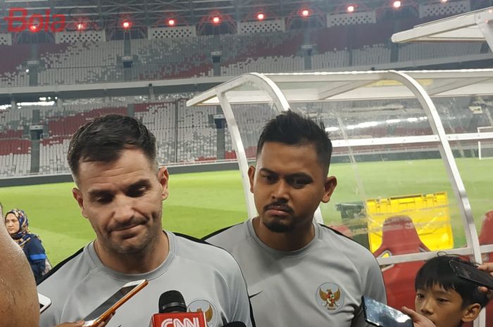 Pelatih timnas Indonesia, Simon McMenemy menjawab pertanyaan wartawan di Stadion Utama Gelora Bung Karno (SUGBK), Senin (2/9/2019).