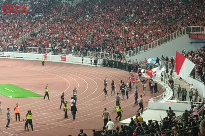 Oknum suporter Indonesia masuk ke lapangan berusaha menyerang suporter timnas Malaysia.