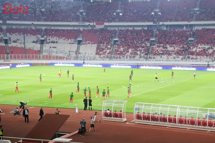 Suasana pemanasan para pemain timnas Indonesia jelang laga kontra Malaysia di ajang Kualifikasi Piala Dunia 2022 di Stadion Utama Gelora Bung Karno (SUGBK), Jakarta, Kamis (5/9/2019).