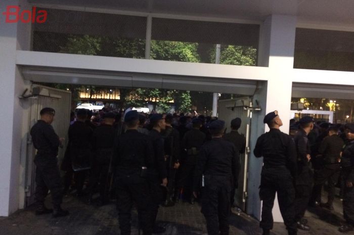 Petugas berjaga di depan pintu  tribune media Stadion Utama Gelora Bung Karno (SUGBK) usai laga timnas Indonesia vs Malaysia, Kamis (5/9/2019).