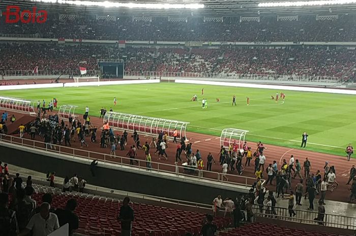Suporter timnas Malaysia berhamburan keluar dari tribune seusai laga kontra timnas Indonesia di Stadion Utama Gelora Bung Karno, Kamis (5/9/2019).