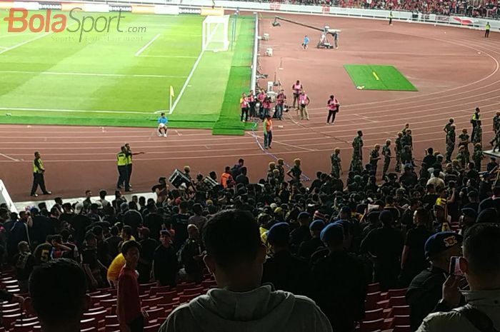 Tribune away tempat suporter timnas Malaysia dijaga ketat petugas keamanan pasca upaya penyerangan.