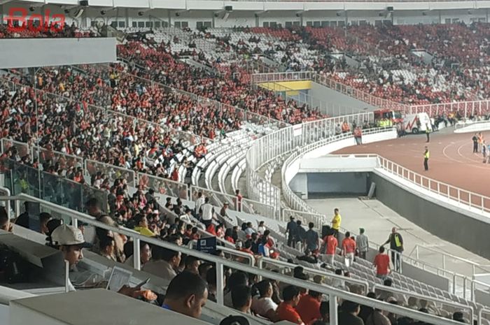 Beberapa suporter timnas Indonesia meninggalkan kursi Stadion Utama Gelora Bung Karno (SUGBK) seusai timnas Thailand mencetak gol ketiga pada menit ke-73.