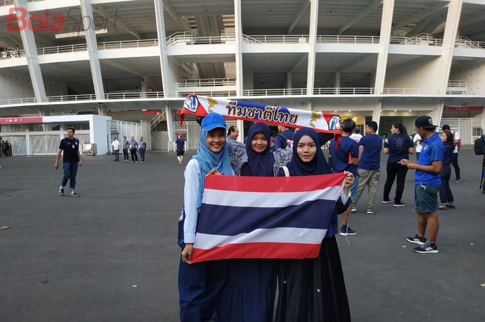 Tiga suporter Thailand berhijab ikut ramaikan Stadion Utama Gelora Bung Karno (SUGBK), Selasa (10/9/2019).