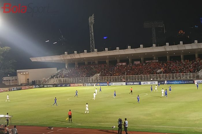 Suasana laga timnas U-16 Indonesia vs Filipina pada matchday pertama Kualifikasi Piala Asia U-16 2020 di Stadion Madya, Jakarta, Senin (16/9/2019).
