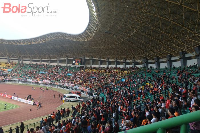 Desakan agar Julio Banuelos mundur sebagai pelatih Persija Jakarta digemakan The Jak Mania setelah kekalahan dari Bali United pada pekan ke-19 Liga 1 2019, Kamis (19/9/2019).