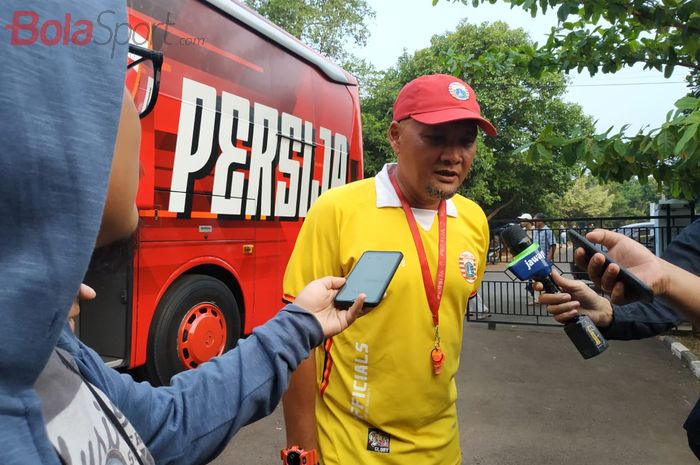 Caretaker pelatih Persija Jakarta, Sudirman seusai memimpin latihan pertamanya di Lapangan PSAU, Jakarta Timur, Sabtu (21/9/2019).