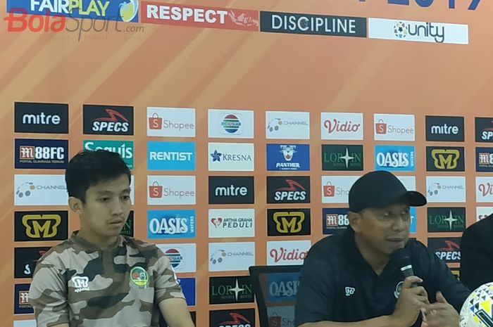 Pemain dan pelatih Tira-Persikabo, Rezky Ikhwan serta Rahmad Darmawan saat memberikan keterangan pers seusai laga kontra Semen Padang, Jumat (27/9/2019).
