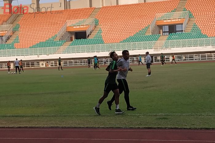 Beckham Putra Nugraha hanya berlari-lari kecil saat timnas U-19 Indonesia menggelar latihan lanjutan di Stadion Pakansari, Kabupaten Bogor, Rabu (2/10/2019).