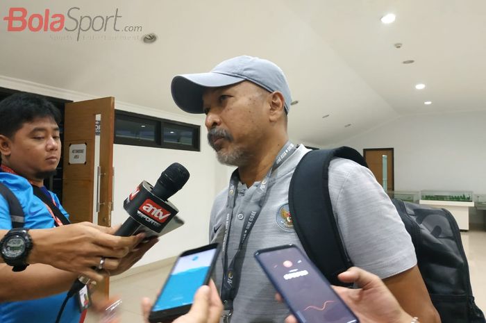 Pelatih timnas U-19 Indonesia, Fakhri Husaini menjawab pertanyaan wartawan, di Stadion Pakansari, Kabupaten Bogor, Rabu (2/10/2019).