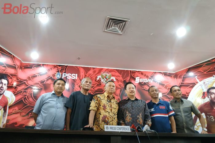 Ketua Komite Pemilihan pada Kongres Pemilihan PSSI, Syarif Bastaman bersama kolega dalam jumpa pers di Kantor PSSI, Jakarta, 4 Oktober 2019.