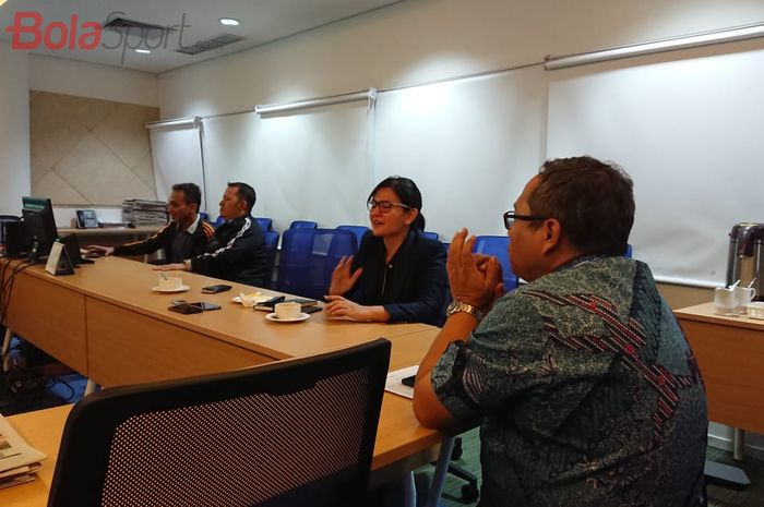Sekretaris Jenderal (Sekjen) PSSI, Ratu Tisha (kedua dari kanan), dalam Media Visit ke Kompas Group di Menara Kompas, Jakarta, pada Jumat (11/10/2019).
