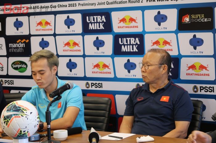 Pelatih Vietnam Park Hang-seo (kanan) dan Nguyen Van Toan dalam sesi jumpa pers jelang lawan Indonesia dalam lanjutan Kualifikasi Piala Dunia 2022 di Maya Sanur, Bali, Senin (14/10/2019).