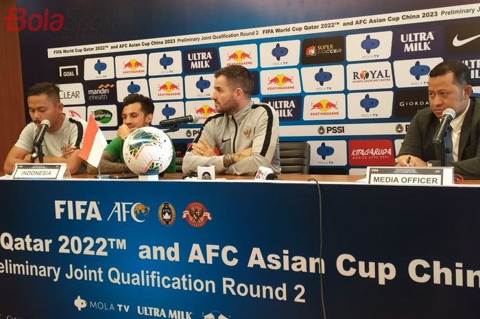 Sesi jumpa pers timnas Indonesia yang diwakili Simon McMenemy (kedua dari kanan) dan Stefano Lilipaly (kedua dari kiri) jelang laga kontra Vietnam pada Kualifikasi Piala Dunia 2022 di Maya Sanur, Bali, Senin (14/10/2019).