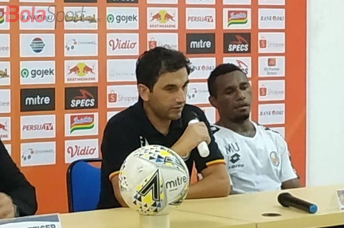 Pelatih dan pemain Semen Padang, Eduardo Almeida serta Mariando Urobmabin saat memberikan keterangan pers seusai laga kontra Persija Jakarta, Rabu (16/10/2019).