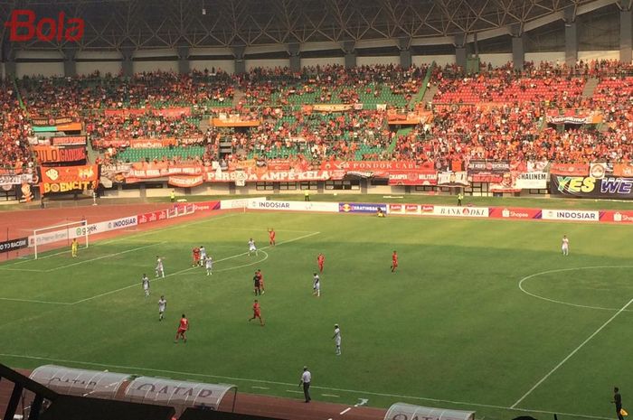 Suasana laga Persija Jakarta menghadapi PS Tira Persikabo di Stadion Patriot Chandrabhaga, Kota Bekasi pada Minggu (3/11/2019).