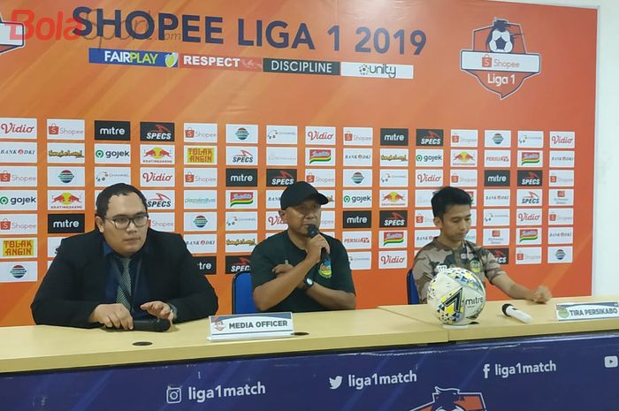 Pelatih dan pemain Tira-Persikabo, Rahmad Darmawan serta Rezky Ikhwan seusai laga kontra Persija Jakarta, Minggu (3/11/2019).