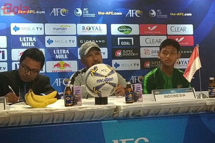 Pelatih dan pemain timnas U-19 Indonesia, Fakhri Husaini serta Muhammad Salman Alfarid. 