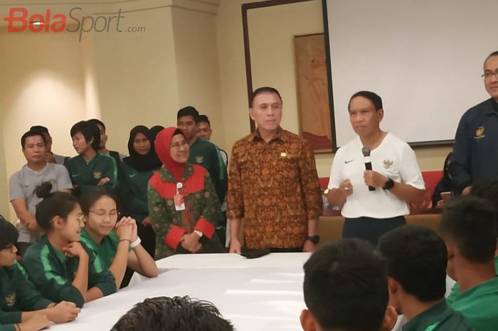 Ketua Umum PSSI, Mochamad Iriawan dan Menpora, Zainudin Amali berbicara di hadapan skuad timnas U-22 Indonesia dan timnas Indonesia Putri di Jakarta, Jumat (8/11/2019).