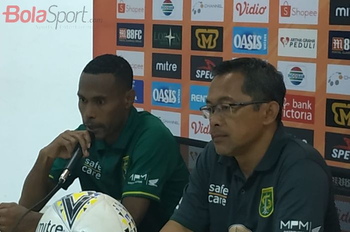 Pemain dan pelatih Persebaya, Ruben Sanadi serta Aji Santoso saat memberikan keterangan pers seusai laga kontra Tira-Persikabo, di Stadion Pakansari, Kabupaten Bogor, Sabtu (9/11/2019).