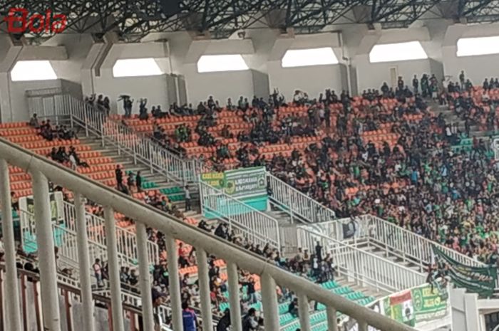 Suporter Persebaya, Bonek terlihat hadir pada laga tandang kontra Tira-Persikabo, di Stadion Pakansari Kabupaten Bogor, Sabtu (9/11/2019).