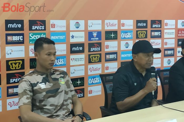 Kiper dan pelatih Tira-Persikabo, Syahrul Fadil dan Rahmad Darmawan memberikan keterangan pers seusai laga kontra Persebaya, Sabtu (9/11/2019).