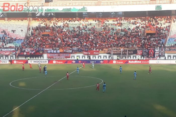 Suasana laga Persija Jakarta vs Persela Lamongan pada laga tunda pekan ke-22 Liga 1 2019 di Stadion Wibawa Mukti, Cikarang, Bekasi, Jumat (15/11/2019).