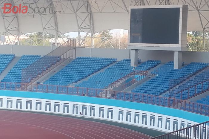 Papan skor digital Stadion Wibawa Mukti tidak menyala saat pertandingan Persija Jakarta melawan Persela Lamongan di Stadion Wibawa Mukti, Jumat (15/11/2019).
